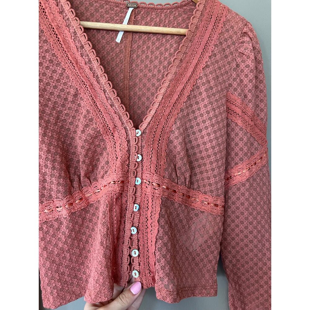 Free People Kika Top CoralPink LaceyVNeck ButtonFront Blouse Boho indie festival - Picture 4 of 16